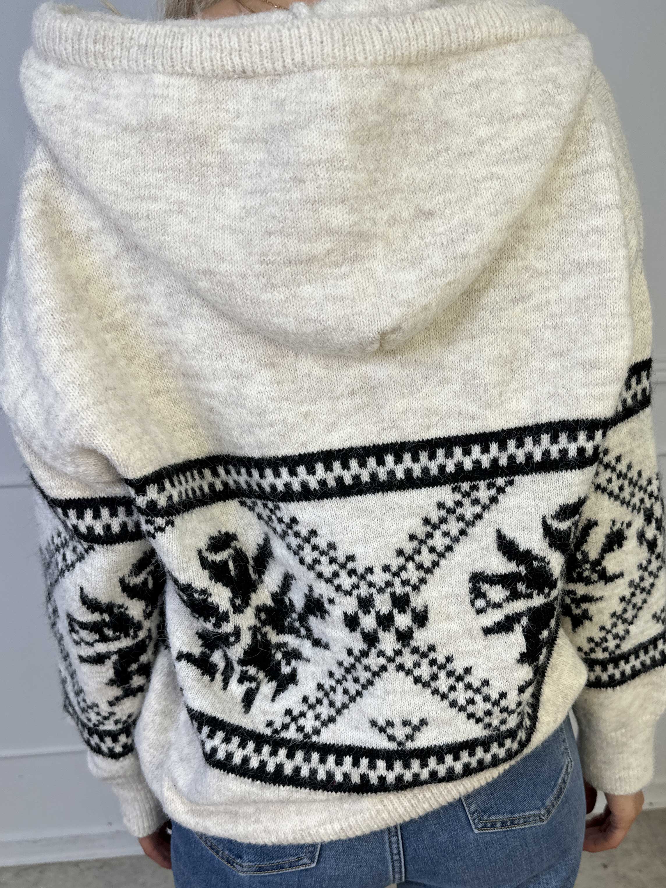 Veni - Hyggelig mønstret uldstrik med snøre i udskæringen